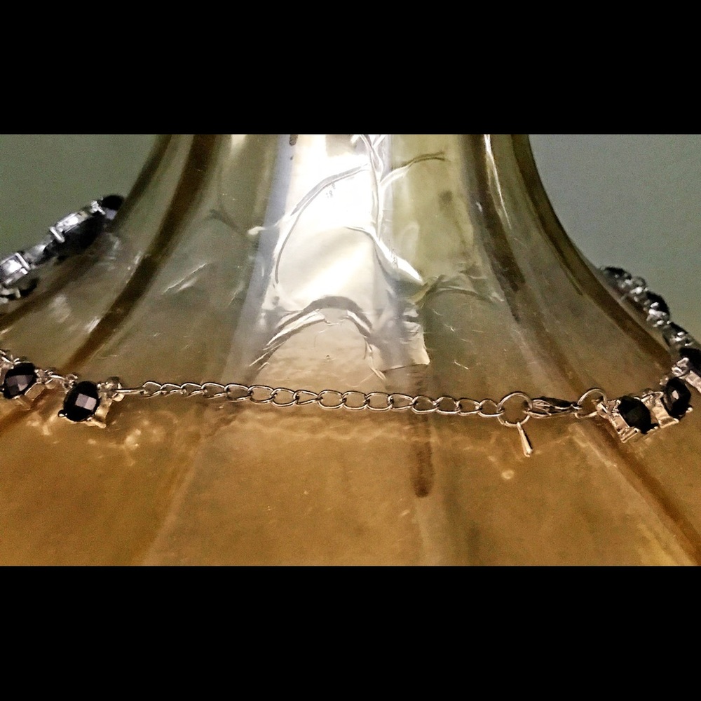 A beautiful NEW necklace bumble bees with stones - Picture 3 of 3